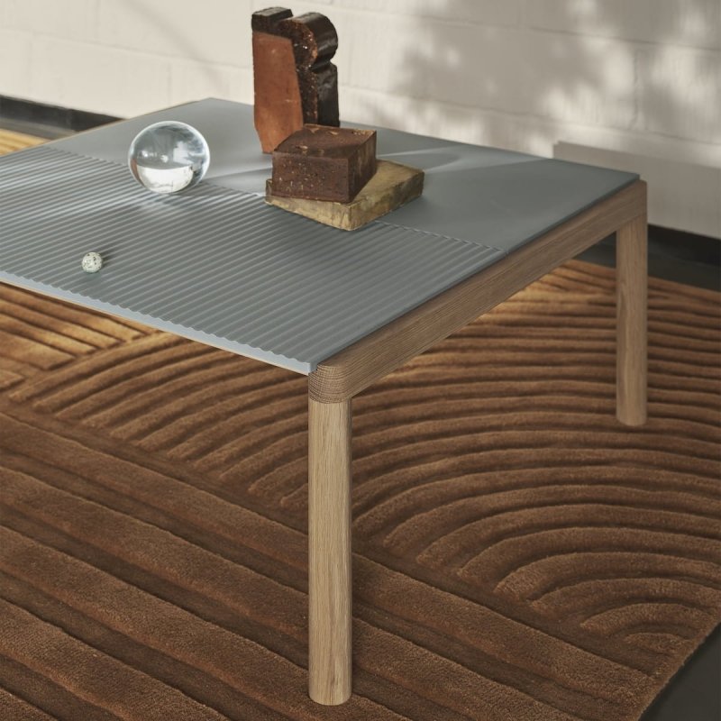 Muuto COUPLE Stolik Kawowy z Ceramicznym Blatem 84x80 cm / Jasny Dąb - Blat Gładki Piaskowy Sand