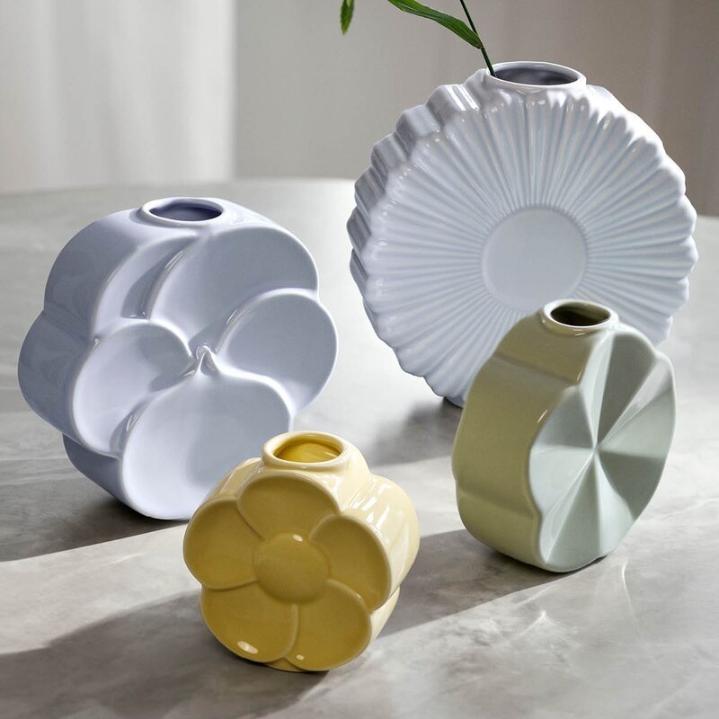 porcelanowy wazon w kształcie bratka niebieski