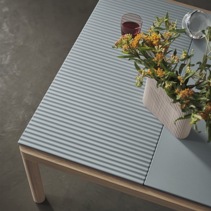Muuto COUPLE Stolik Kawowy z Ceramicznym Blatem 84x40 cm / Ciemny Dąb - Blat Gładki Niebieski Pale Blue
