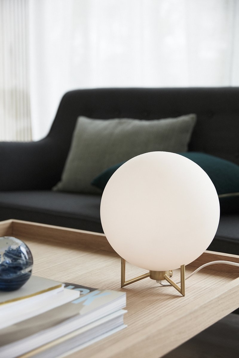 Hübsch BALL Lampa Stołowa - Złota z Mlecznym Kloszem