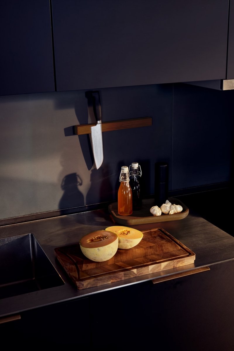 Andersen Furniture OAK Drewniana Magnetyczna Listwa na Noże 32 cm / Ciemny Jesion