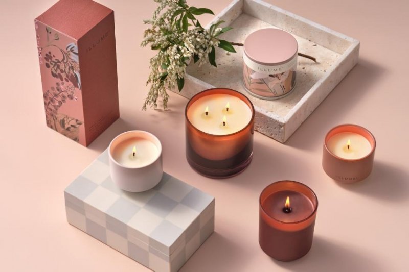 Stylizacja wnętrza z zapaloną świecą Terra Tabac na stoliku