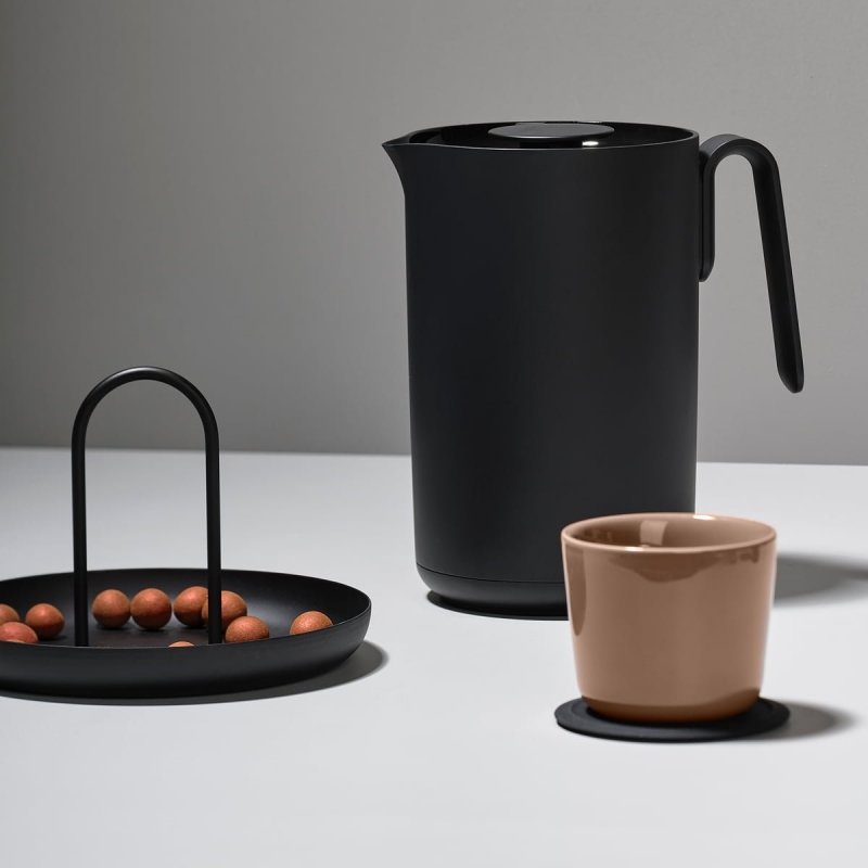 czarny termos dzbanek termiczny Zone Denmark