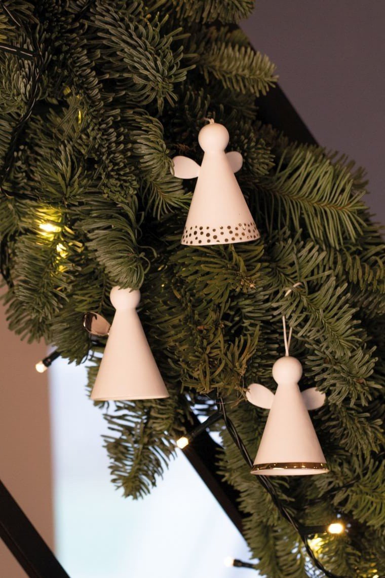 Rader CHRISTMAS Porcelanowa Zawieszka Świąteczna Anioł Dzwoneczek - Biały / Srebrne Skrzydełka
