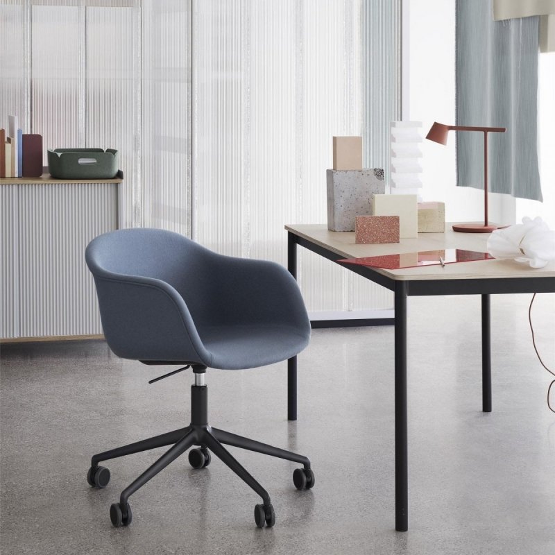 Muuto FIBER ARMCHAIR SWIVEL BASE Krzesło Obrotowe na Kółkach Białe - Siedzisko Tapicerowane Szarą Tkaniną Remix 133 / Metalowa Rama