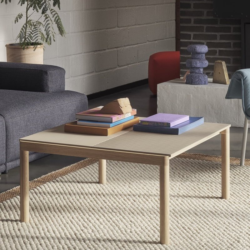 Muuto COUPLE Stolik Kawowy z Ceramicznym Blatem 84x40 cm / Ciemny Dąb - Blat Wavy Piaskowy Sand