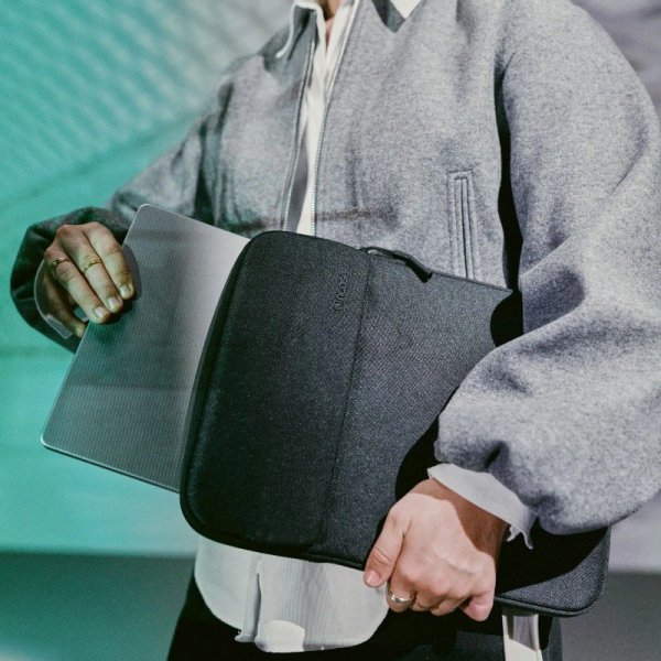 Incase Crosstown Sleeve with Woolenex - Pokrowiec z kieszenią MacBook Pro 16&quot; (M4/M3/M2/M1/2024-2021) (Black)