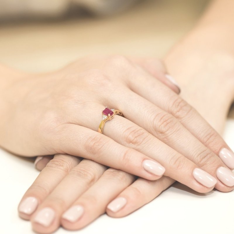 Pierścionek złoty 585 z brylantami 0,03ct rubinem 0,80ct W-2
