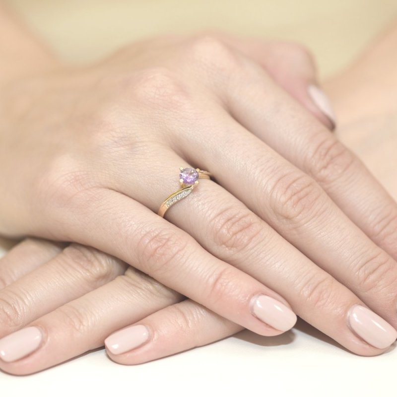 Pierścionek złoty 585 z brylantami 0,05ct ametystem 0,50ct W-84