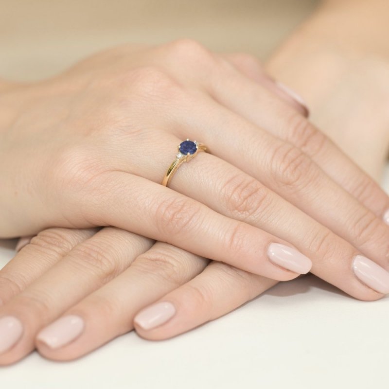 Pierścionek złoty 585 z brylantami 0,03ct szafirem 0,50ct W-10