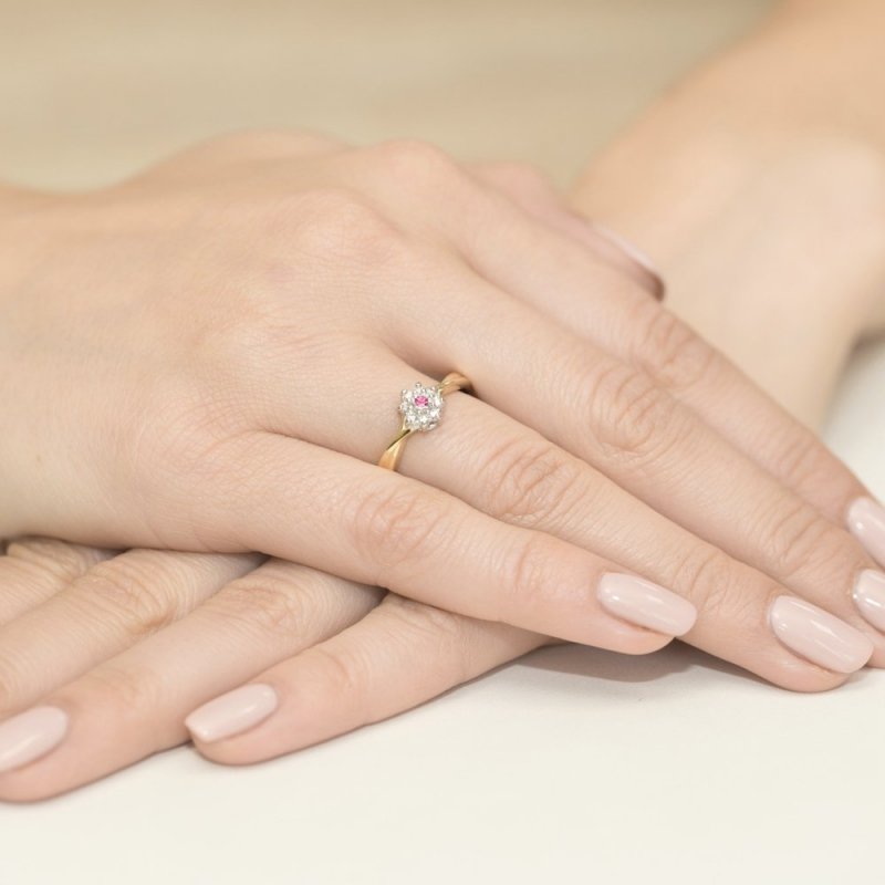 Pierścionek złoty 585 z brylantami 0,12ct rubinem 0,15ct W-72