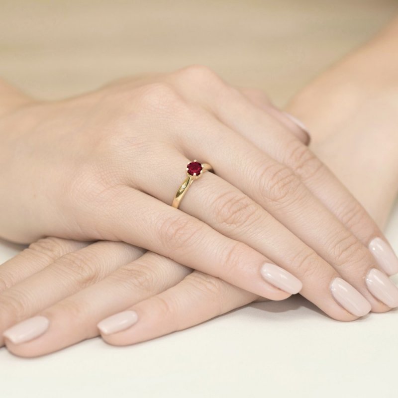 Pierścionek złoty 585 z brylantami 0,01ct rubinem 0,60ct W-74