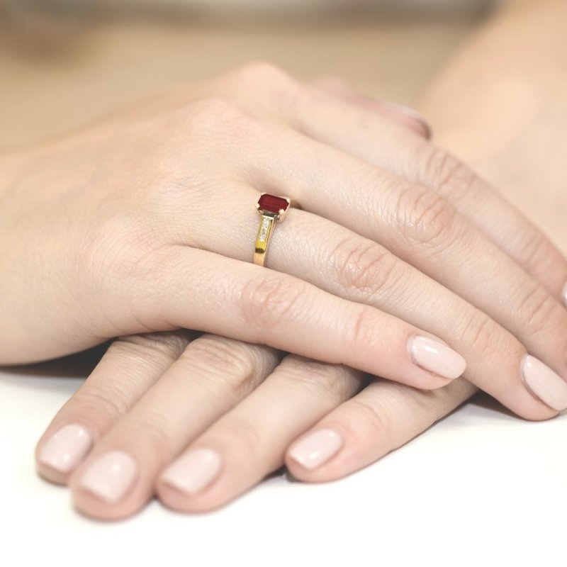 Pierścionek złoty 585 z brylantami 0,04ct rubinem 0,80ct W-78