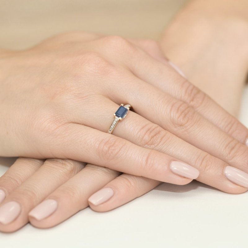 Pierścionek złoty 585 z brylantami 0,03ct szafirem 0,60ct W-105