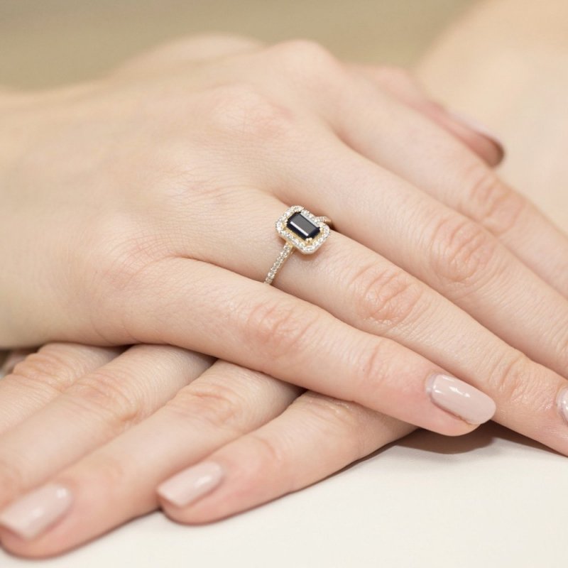 Pierścionek złoty 585 z brylantami 0,19ct szafirem 0,60ct W-403