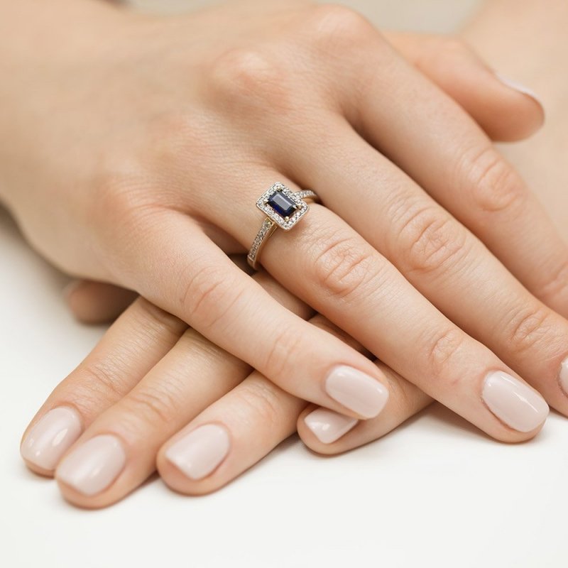 Pierścionek złoty 585 z brylantami 0,22ct szafirem 0,60ct W-422