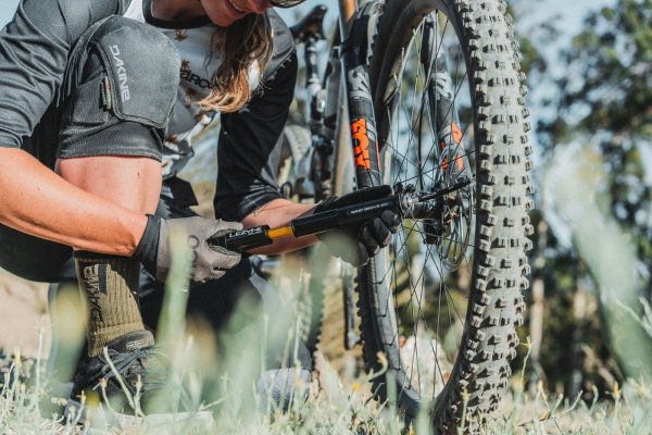 Pompka ręczna Lezyne Grip Drive HV Small — czarna, 90 PSI