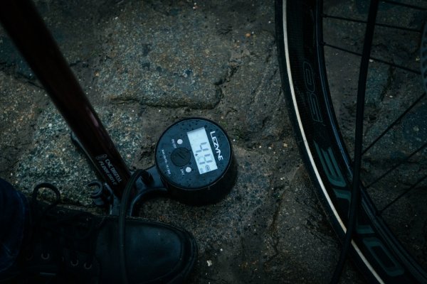 Pompka podłogowa Lezyne CNC Digital Drive 3.5 — srebrna, manometr cyfrowy 3.5”