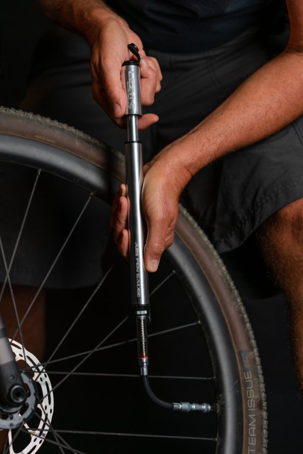 Pompka ręczna Lezyne CNC Gauge Drive HP-M — czarna, z manometrem, 120 PSI / 8,3 bar