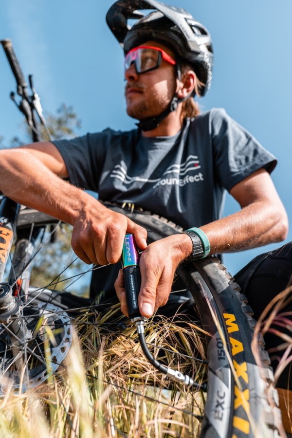 Pompka ręczna Lezyne CNC Pocket Drive Pro HV — neo metallic / black gloss