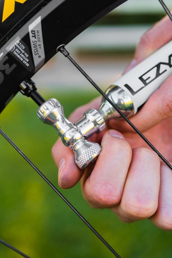 Głowica CO₂ Lezyne Control Drive CNC — czerwona