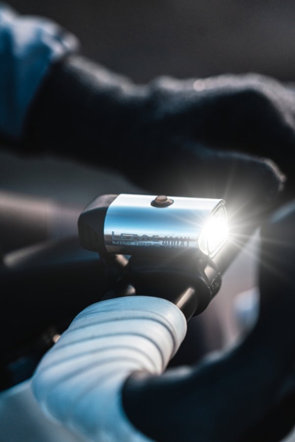 Lampka przednia Lezyne Mini Drive 400XL — czarna