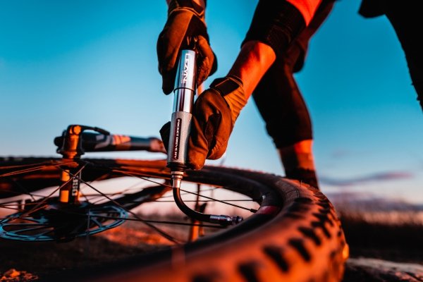 Pompka ręczna Lezyne CNC Pocket Drive HV — szara (Lite Grey), 90 PSI (14 cm)