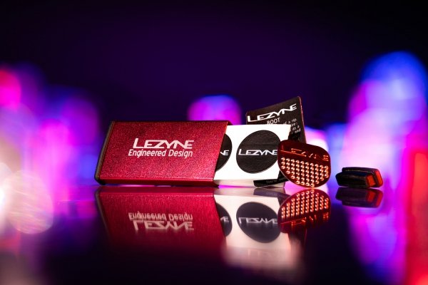 Zestaw naprawczy Lezyne Metal Kit — niebieski, aluminiowe etui