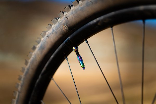 Zawory tubeless Lezyne Tubeless Valve CNC 80 mm — niebieskie, aluminiowe