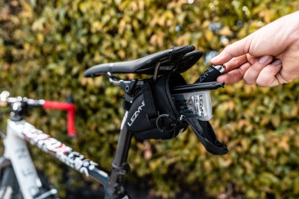 Saszetka pod siodło Lezyne M-Caddy — czarna, rozmiar M