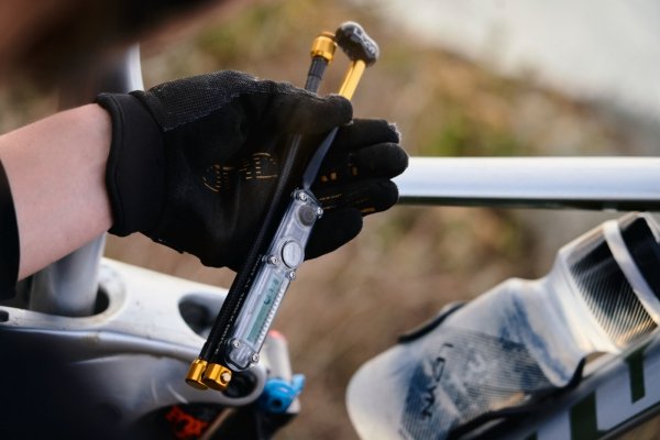 Pompka do amortyzatorów Lezyne Digital Shock Drive — 350 psi