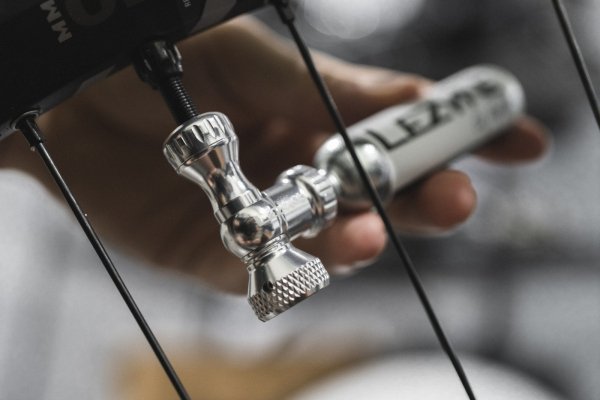 Pompka CO2 Lezyne Control Drive CO2 CNC — czerwona, nabój 16 g