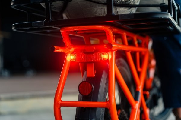 Lampka tylna e-bike Lezyne E-Bike Super Bright StVZO E12 — czarna