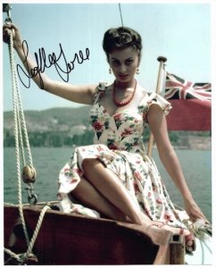 [LOREN Sophia]. Autograf Sophii Loren na jej barwnej fotografii wykonanej ok. 1957.