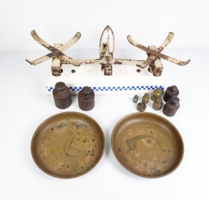 [WAGA szalkowa]. Metalowa waga dwuszalkowa na podstawie ceramicznej. Niemcy? Okres międzywojenny?