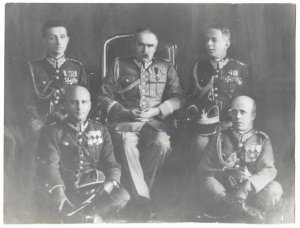 [PIŁSUDSKI Józef - w otoczeniu oficerów - negatywy i odbitka pozowanego ujęcia].