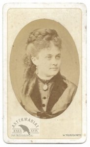 [FOTOGRAFIA portretowa - kobieta - ujęcie w formacie card de visite].