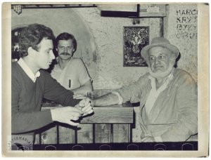 [KRAKÓW - Piwnica pod Baranami - Piotr Skrzynecki i Piotr Andrzej Ferster w rozmowie - fotografia sytuacyjna].