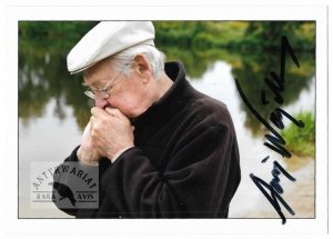 [WAJDA Andrzej]. Podpis Andrzeja Wajdy na barwnej fotografii. 