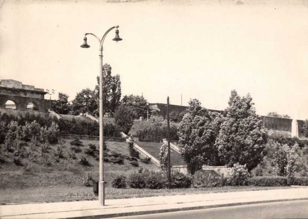 [WARSZAWA - stoki Cytadeli Warszawskiej]. 15 VI 1957. Fotografia form. 17,3x24 cm nieznanego autorstwa.