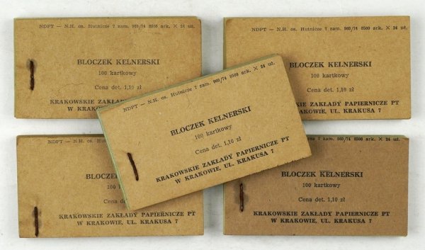 [BLOCZKI kelnerskie, 5 szt., lata 70. XX w.]. Zestaw 5 kompletnych bloczków kelnerskich, numerowanych, z zachowanymi okładkami.