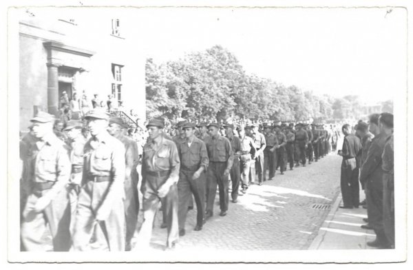 [II WOJNA światowa - jeńcy - fotografie sytuacyjne].