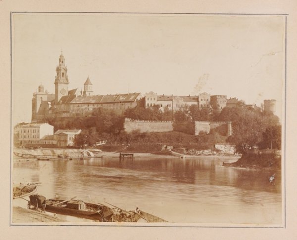 [KRAKÓW - Zamek Królewski na Wawelu od strony zachodniej - fotografia widokowa - ujęcie w dużym formacie].