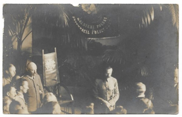 [PIŁSUDSKI Józef - po przemówieniu - fotografia sytuacyjna].