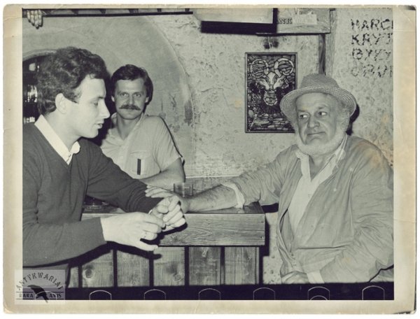 [KRAKÓW - Piwnica pod Baranami - Piotr Skrzynecki i Piotr Andrzej Ferster w rozmowie - fotografia sytuacyjna].
