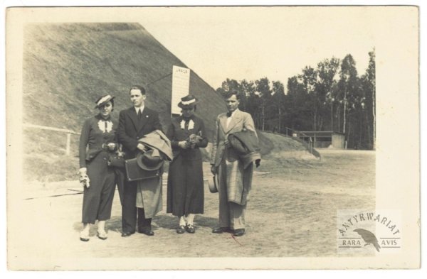 [KRAKÓW - sypanie kopca na Sowińcu - fotografia sytuacyjna, pozowana]. [VI 1936?]