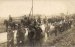 [I WOJNA światowa - przemarsz oddziału kawalerii austriackiej w Ołomuńcu]. 17 V 1916. Fotografia form. 7,1x11,4 cm nieznanego autorstwa.