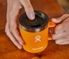 Kubek termiczny do kawy Hydro Flask Coffee Mug 354 ml Press-In Lid pomarańczowy CLEMENTINE