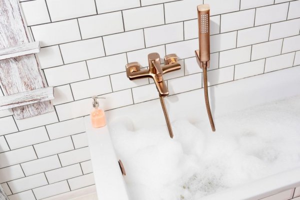 BATERIA WANNOWA ścienna z zestawem natryskowym INVENA GLAMOUR miedziana