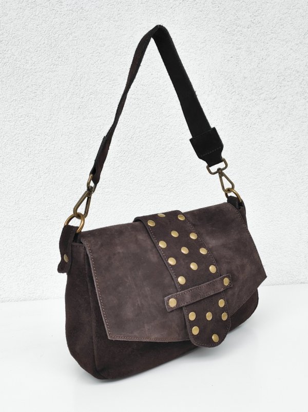 Zamszowa czekoladowa torebka listonoszka z ćwiekami